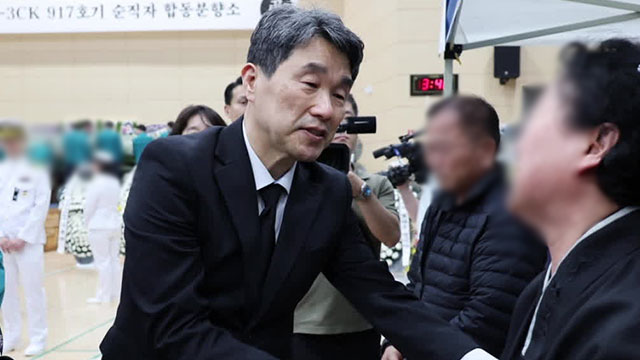 이주호 대행, 포항 초계기 추락 순직장병 조문