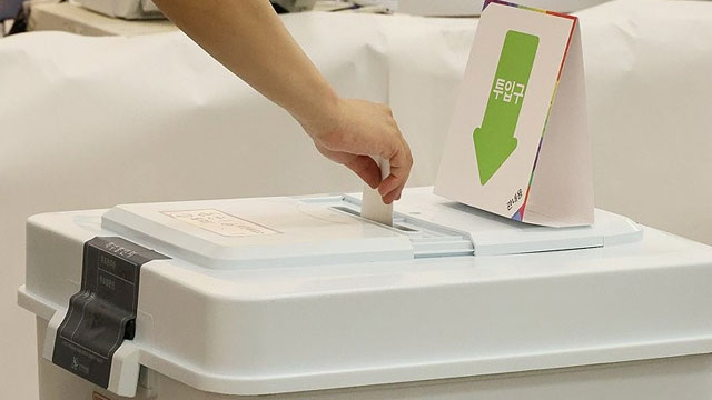 사전 투표함에서 ‘총선 투표용지’ 발견…선관위 “봉인 전 확인”