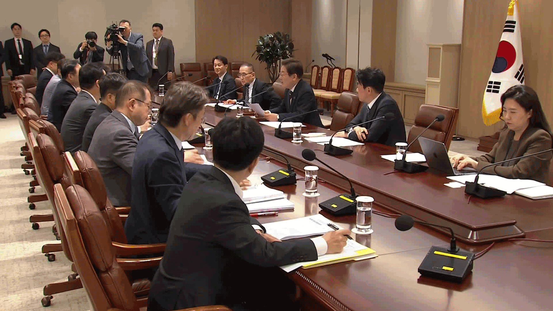 이 대통령, 취임 후 첫 국무회의 주재…추경 논의