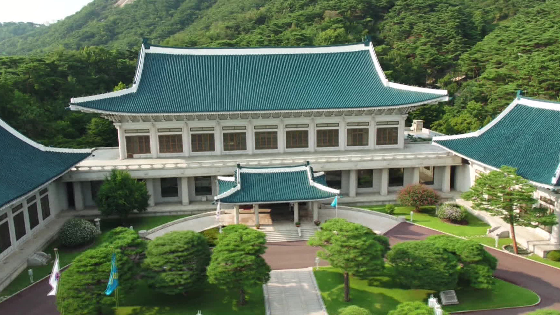 “다신 못 볼 수도”…주말 휴일 청와대 관람 북적