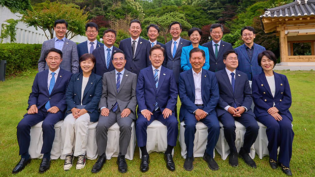 이재명 대통령, 민주당 지도부와 만찬 “국민 기대에 부응해야”