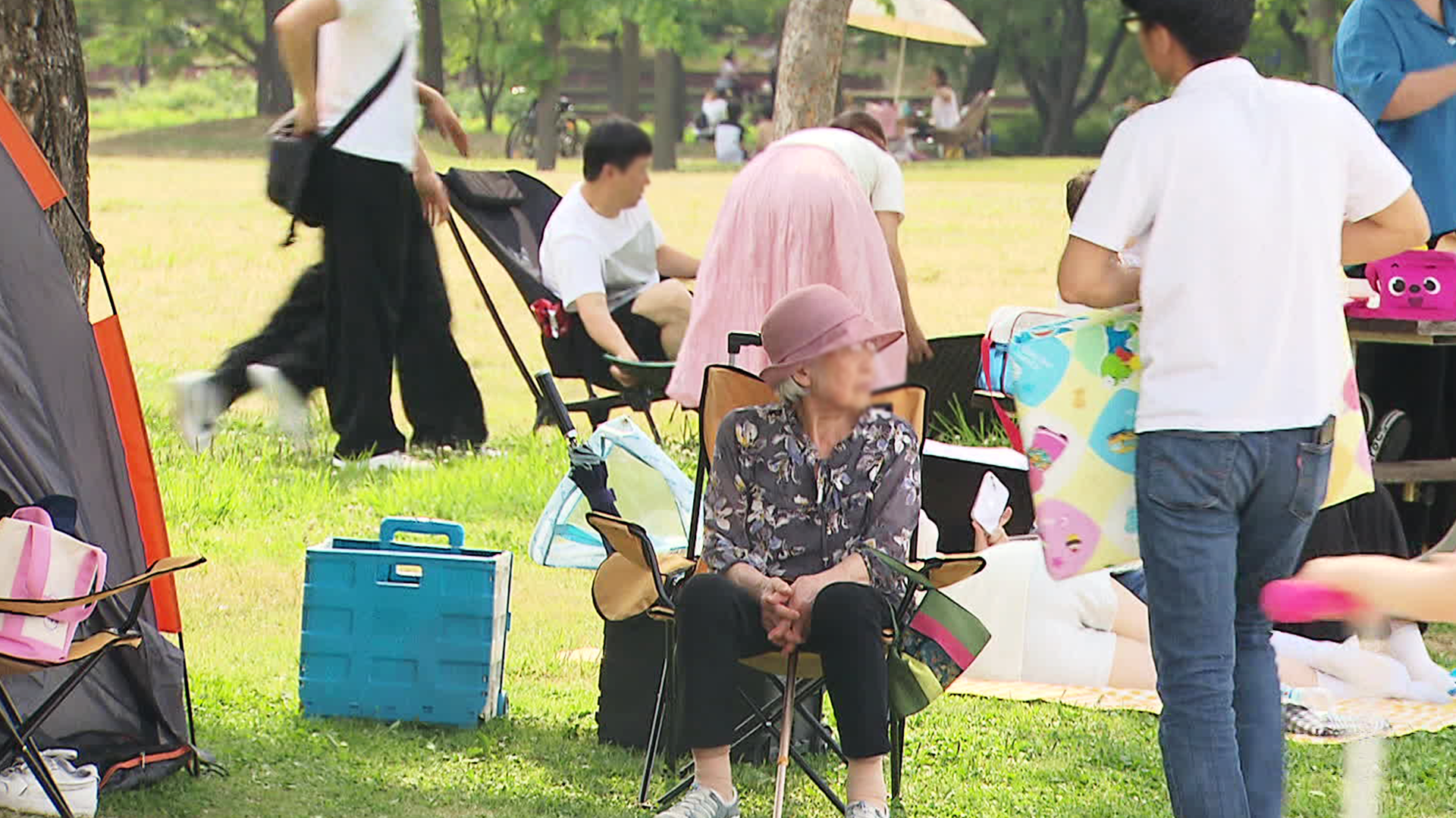 성큼 다가온 여름…곳곳서 때 이른 피서객