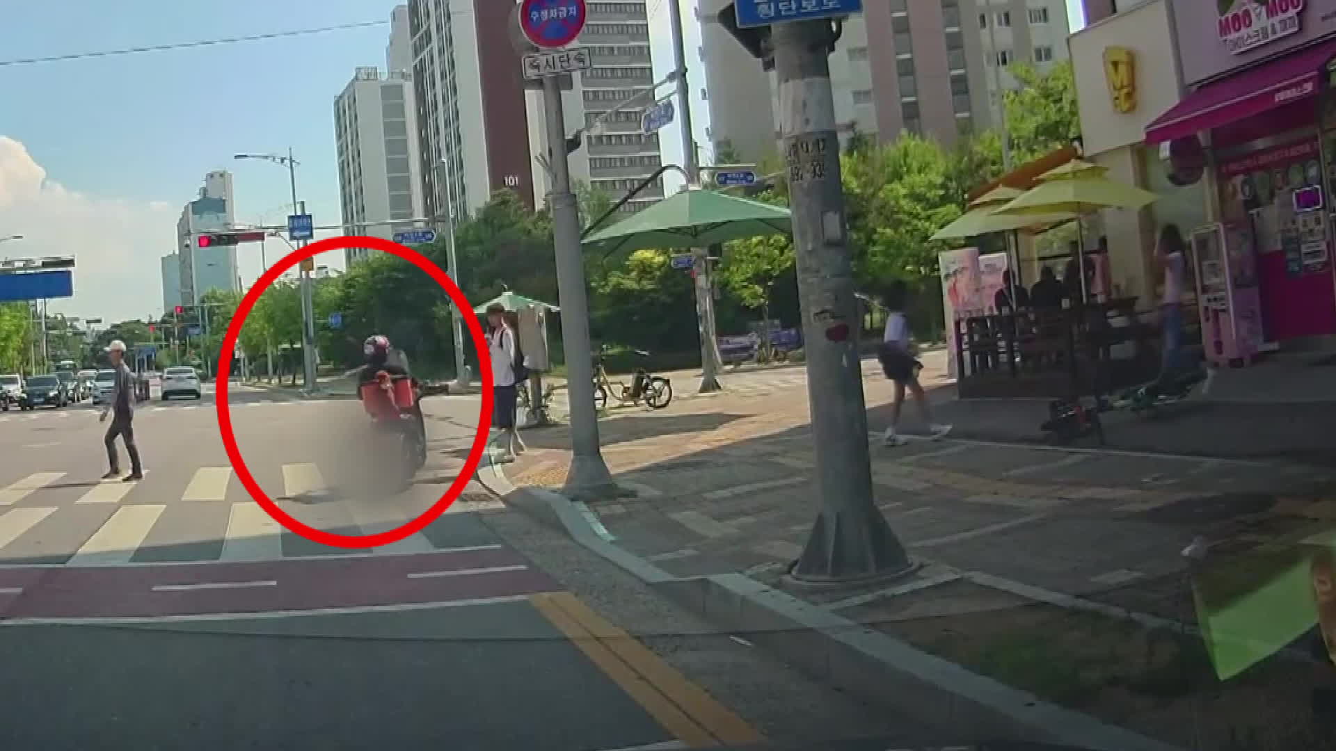 “우회전하잖아!” 발을 ‘쭉’…오토바이 운전자에 공분
