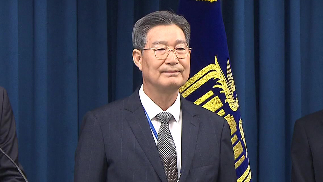 오광수 민정수석 사퇴…새 정부 첫 고위직 낙마