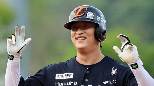 프로야구 한화, LG에 ‘빗속 역전승’…33일 만에 1위 복귀