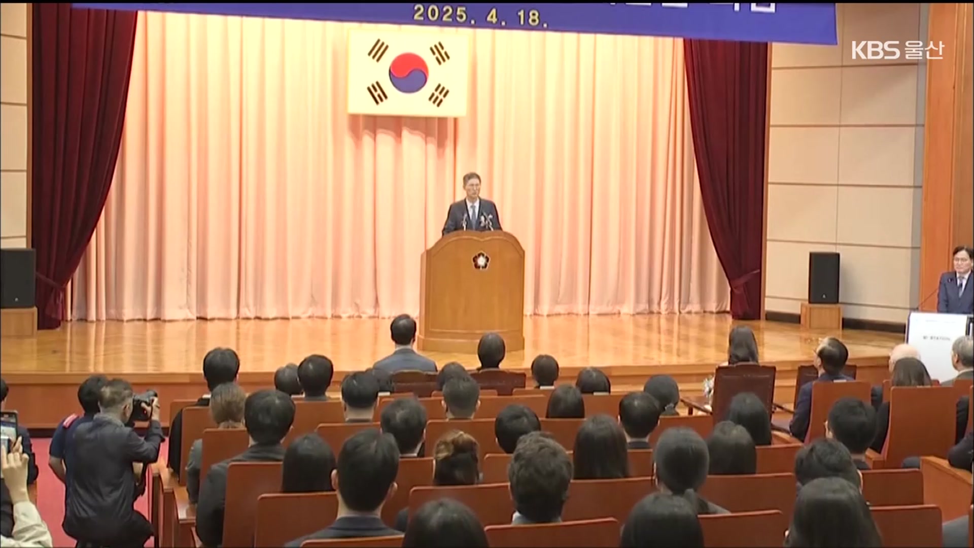 “정치 편향” vs “헌법 교육”…문형배 특강 논란