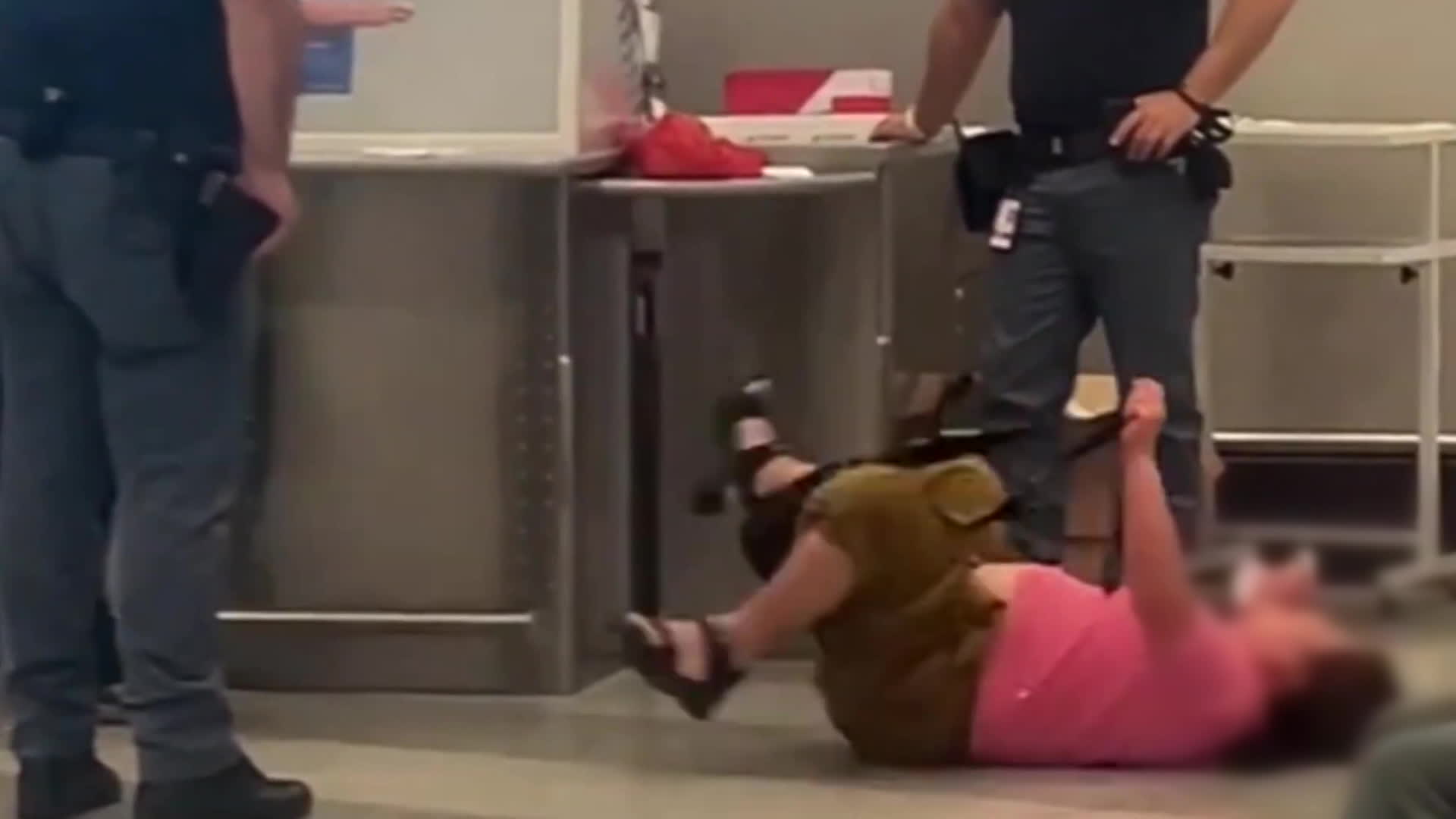 “수하물 무게 초과” 안내에…공항 바닥에서 ‘난동’ 승객 눈살