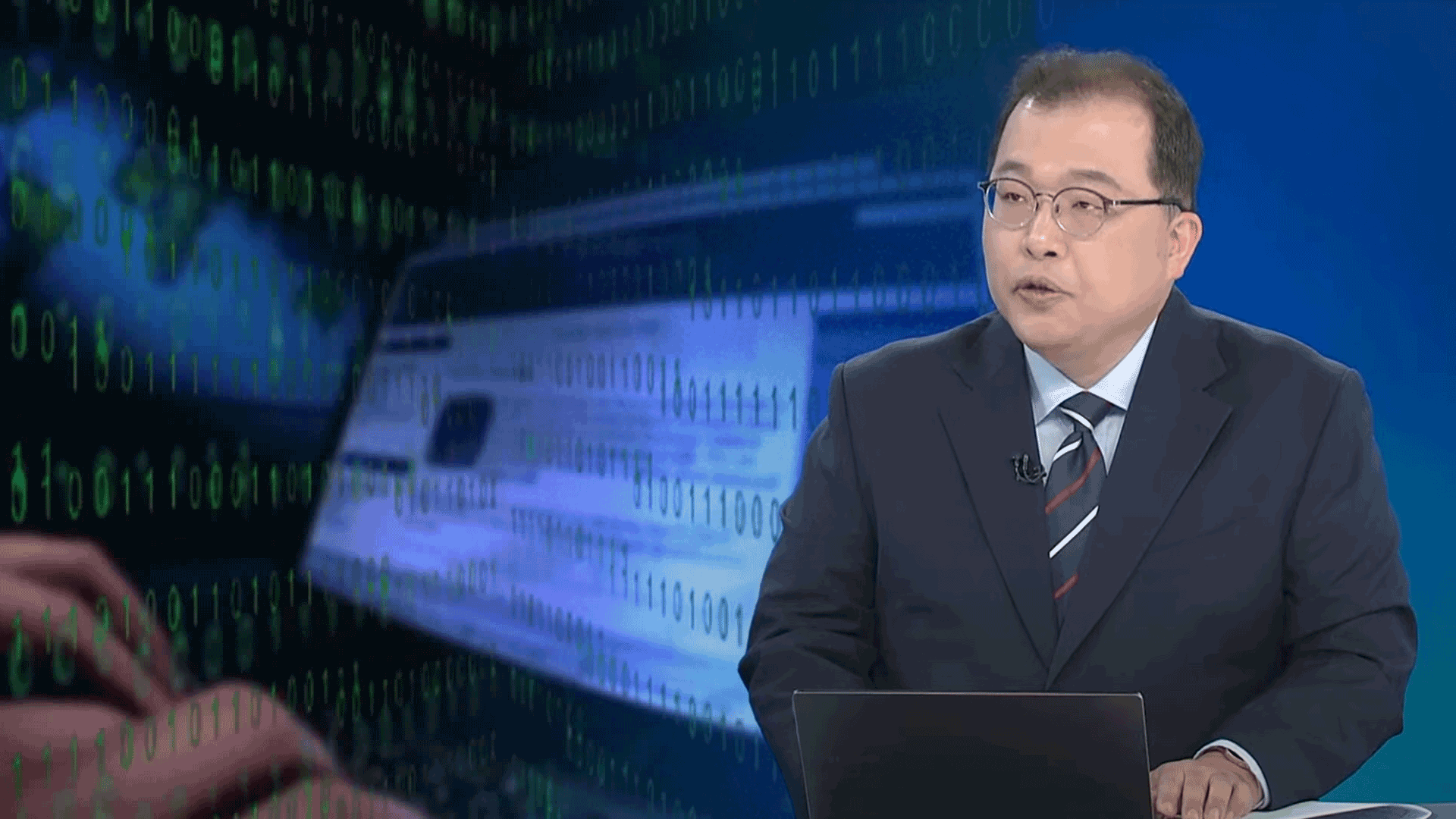 [뉴스in뉴스] “갤럭시 S25 -25만 원” 보조금 뿌리기…해킹은 어쩌나?