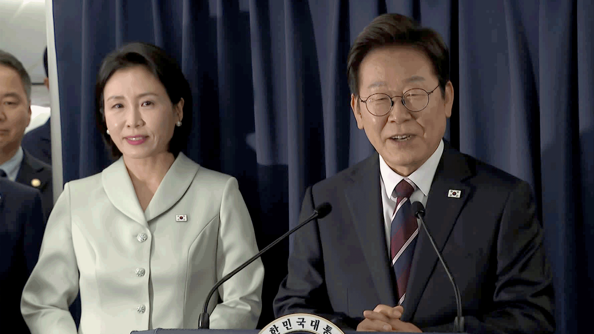 이 대통령, 출국길 기내 간담회…“김민석 의혹, 충분히 설명할 수 있을 것”