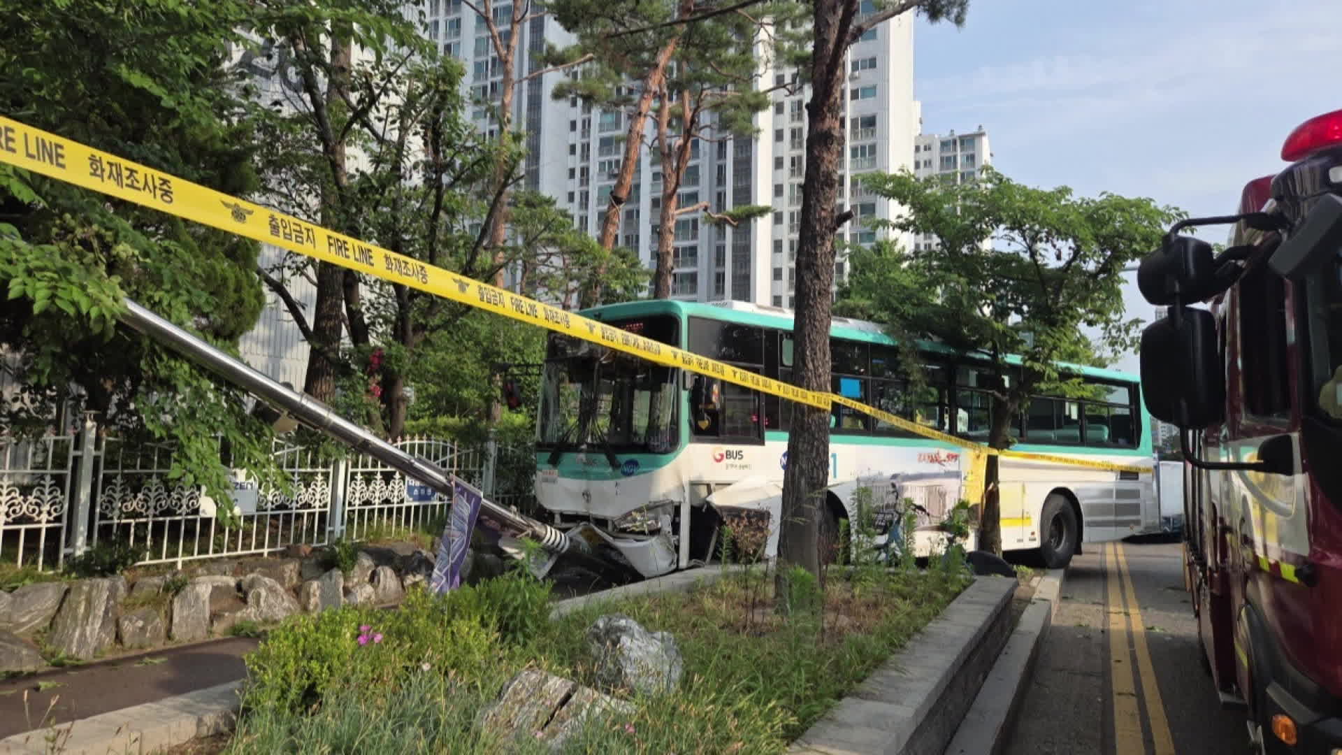 시내버스 인도 돌진 1명 부상…화재 잇따라