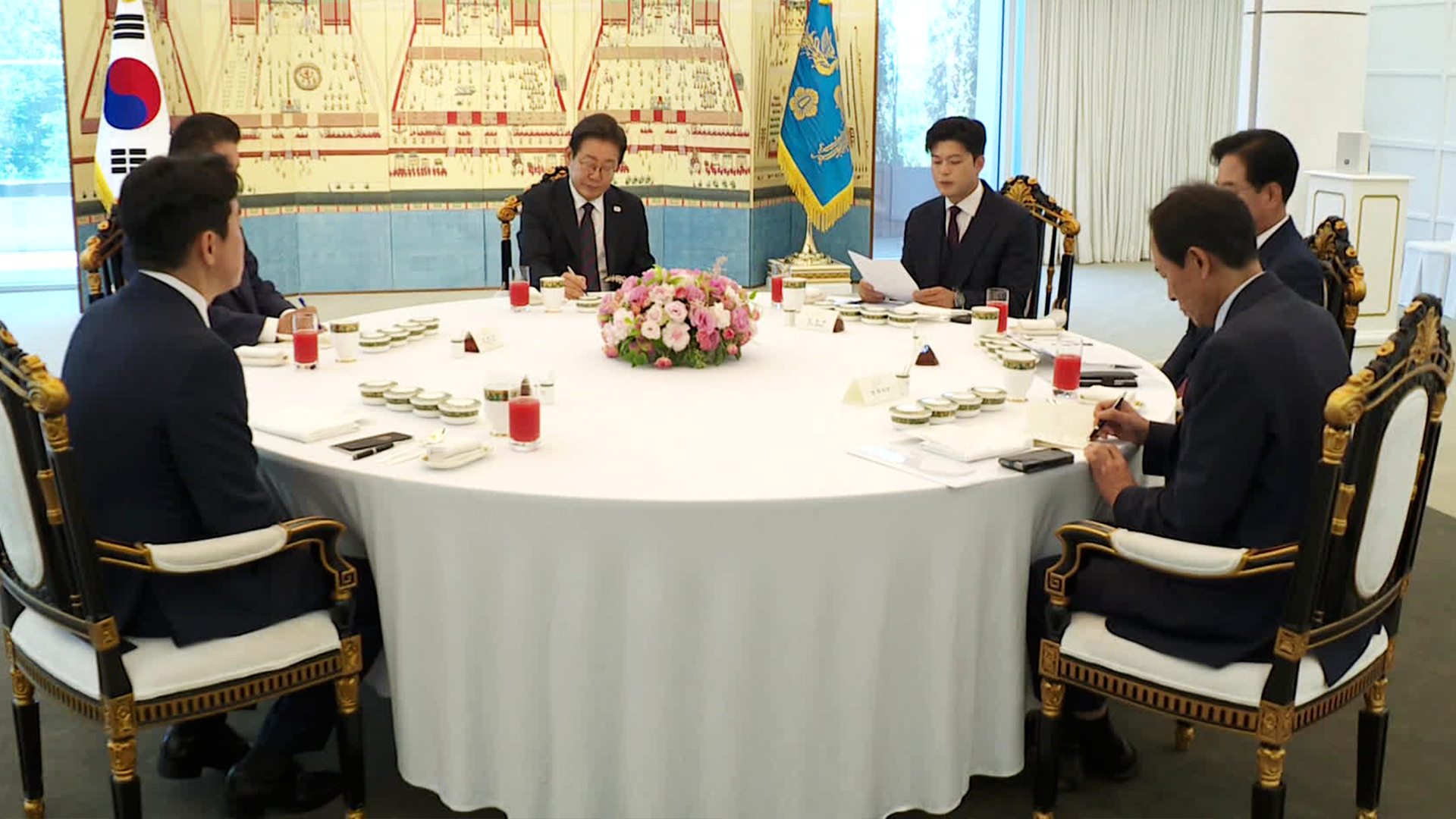 이 대통령, 취임 18일 만에 여야와 오찬…‘총리 인준’ 등 이견