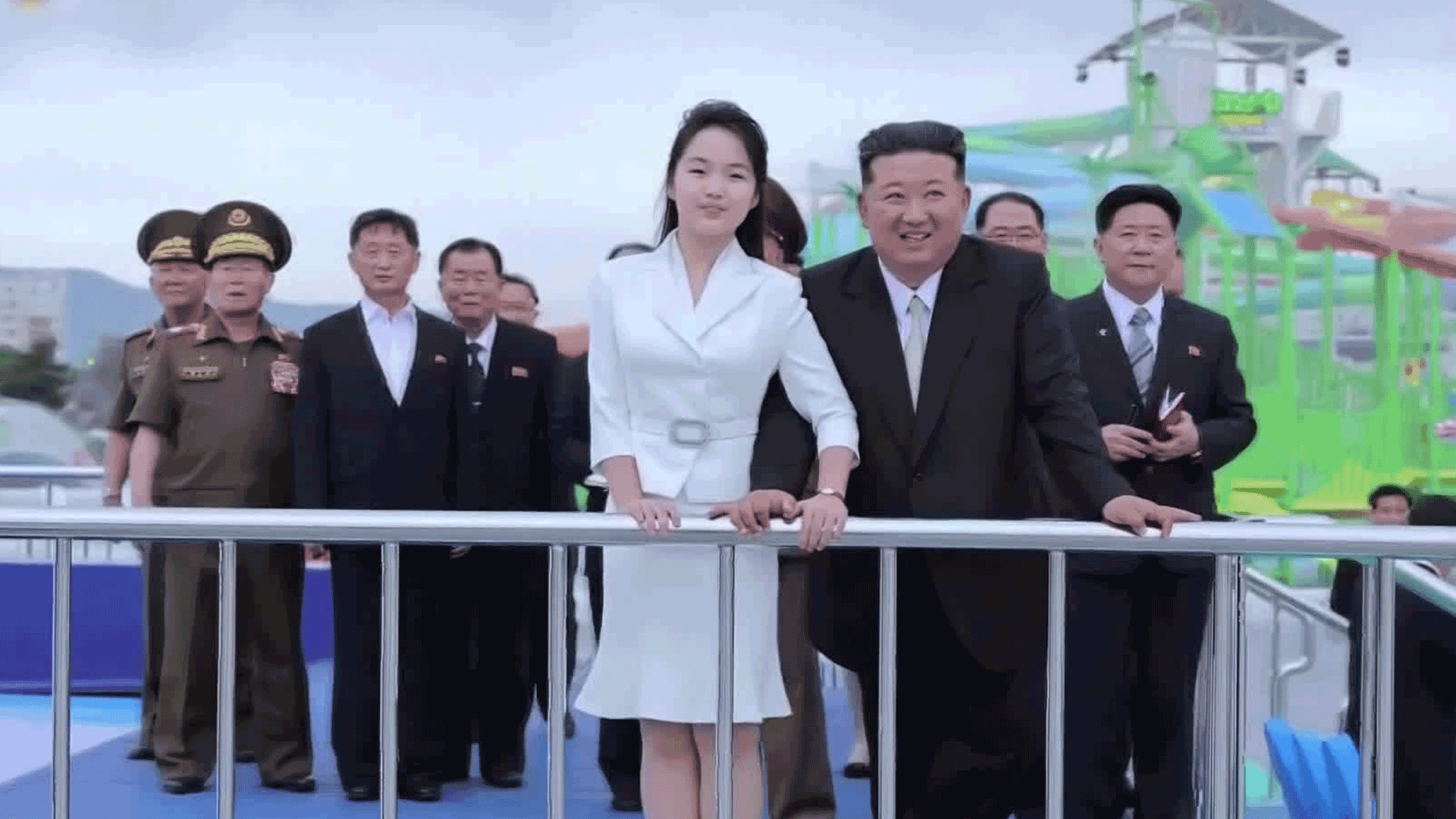 ‘김정은 숙원’ 원산 갈마지구 개장…1년 반 만에 나타난 리설주