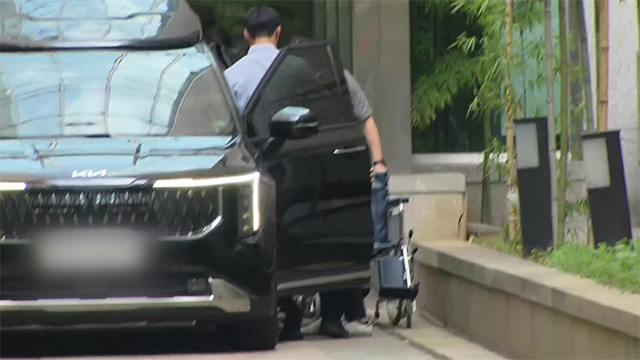 김건희 여사, 휠체어 타고 퇴원…윤석열 전 대통령 직접 동행