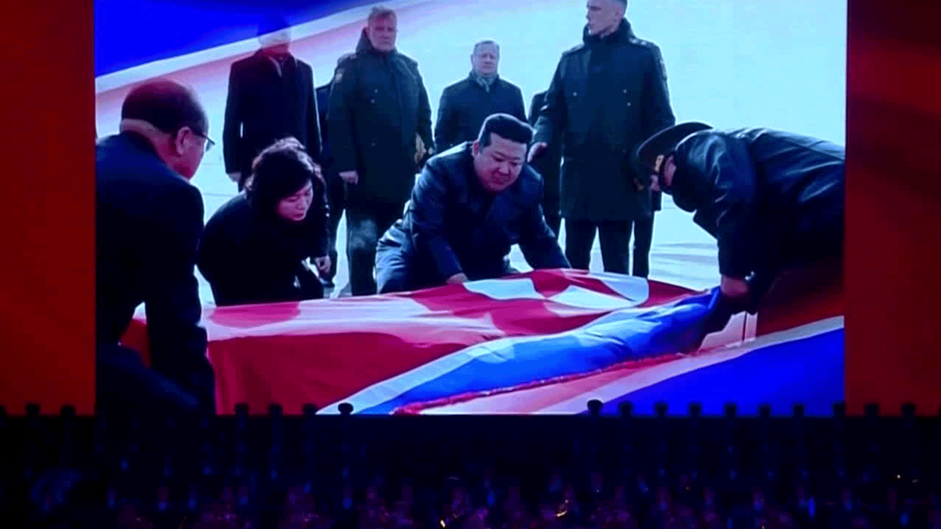 전사자 관 어루만진 김정은…‘유해 송환’ 선전 나서나