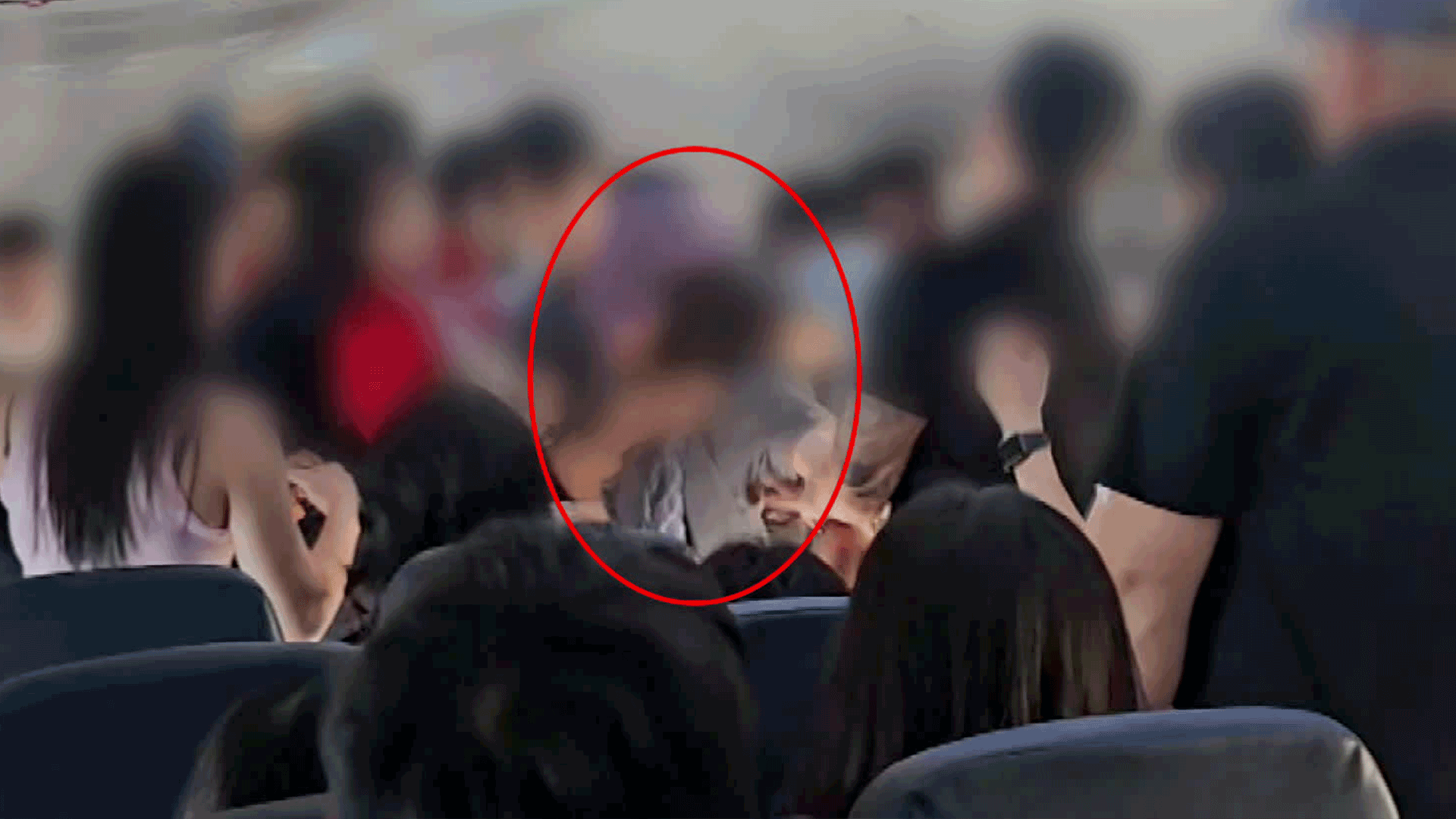 ‘기내 난동 여성’ 승객들이 막았다…항공사 대응 논란