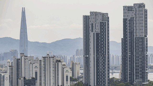 서울 아파트값 8주 만에 상승 폭 축소…한강벨트 모두 꺾여