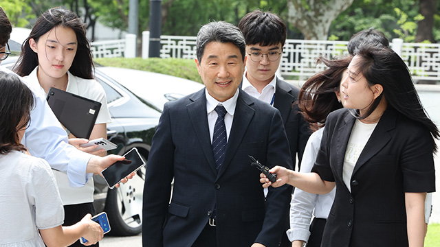 이주호 교육부 장관, 내란 특검 조사 5시간 만에 귀가