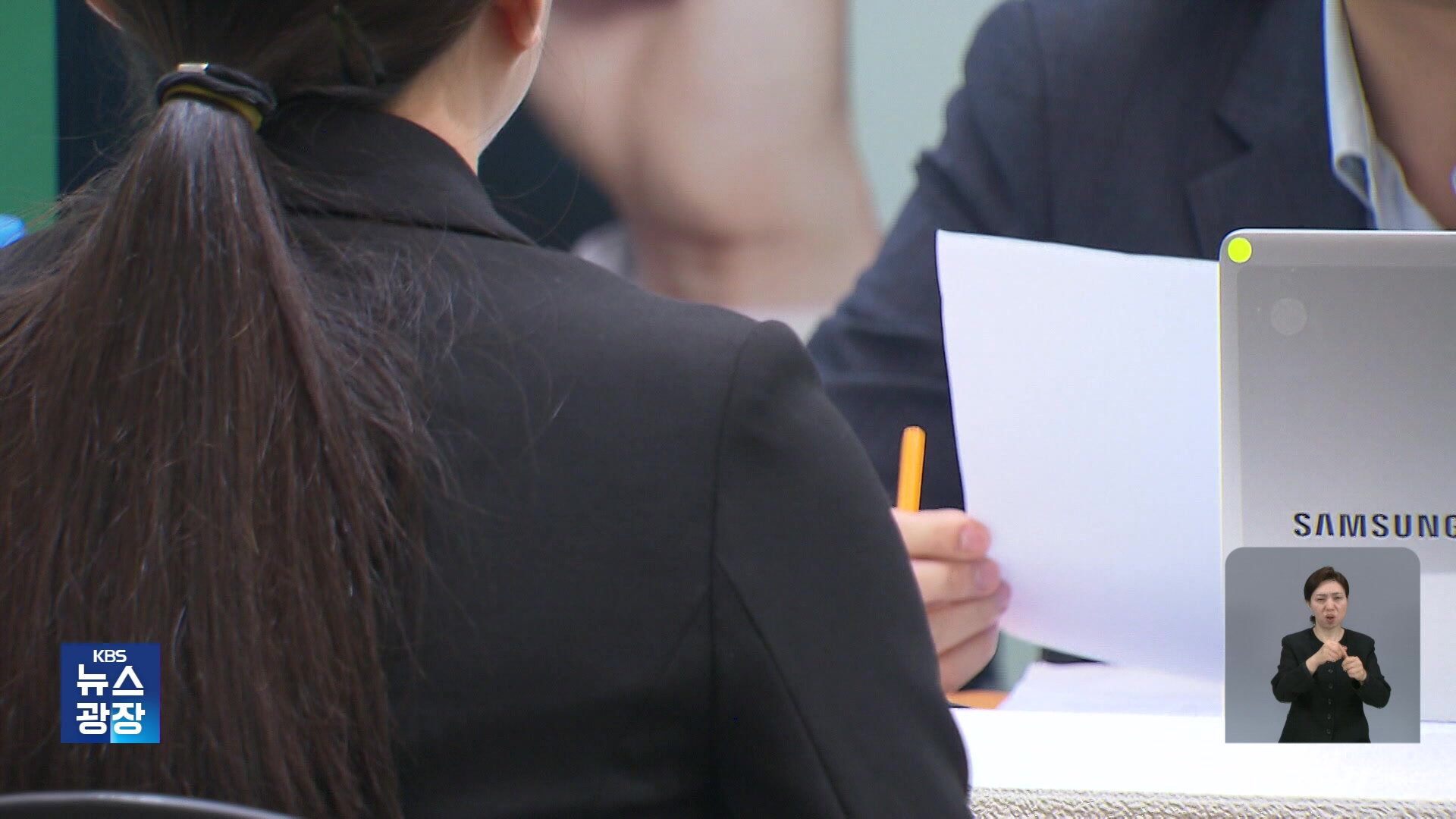 “경력은 어디서 쌓나요?”…중고 신입 선호에 취준생들 ‘한숨’