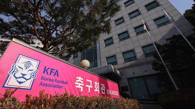 ‘K리그 심판, 마이크 잡는다’ 축구협회, VAR 판독 결과 장내 방송 도입 추진