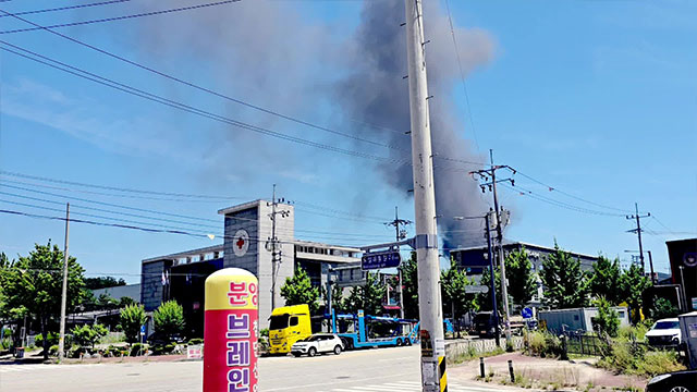 안성 에어컨 보관 창고서 불…1시간 만에 큰 불길 잡아