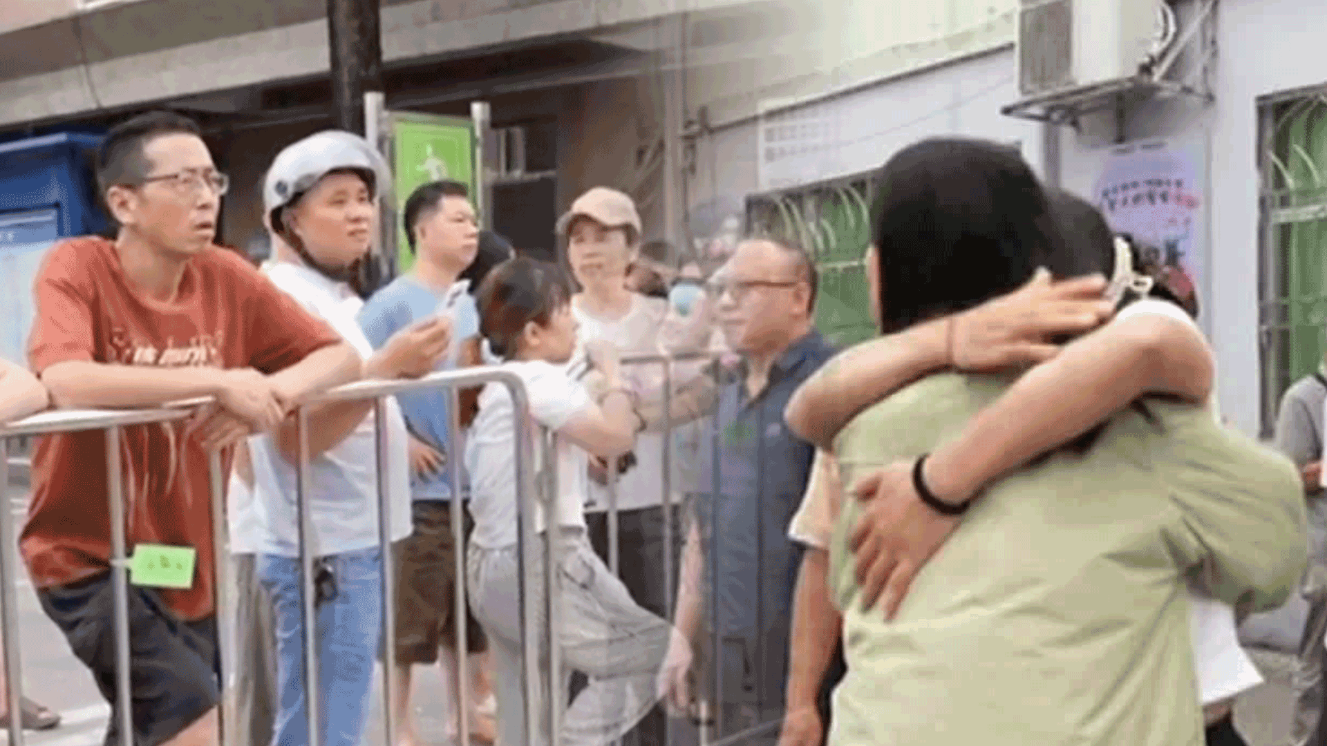 중국, 농촌에 남겨진 아이들…방학 맞아 부모 품에!