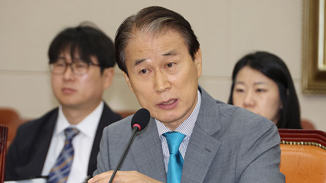 권오을, ‘커피 한 잔’ 급여 논란에 “죄송하게 생각”…야 “불법 스폰”