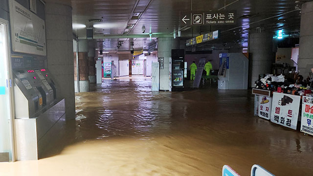 호남·경부선 등 열차 운행 통제 지속…항공편 결항·지연도