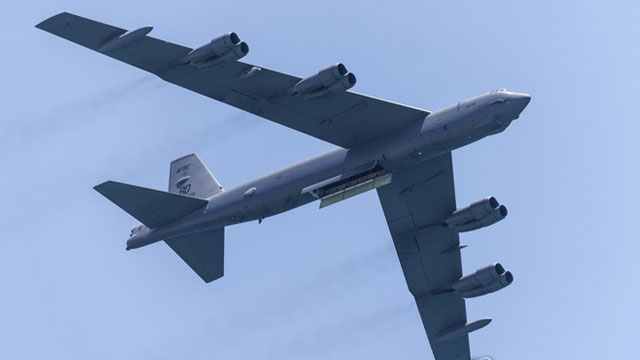 미국 여객기·전략폭격기 B-52, 공중서 ‘아찔한’ 충돌 극적 모면