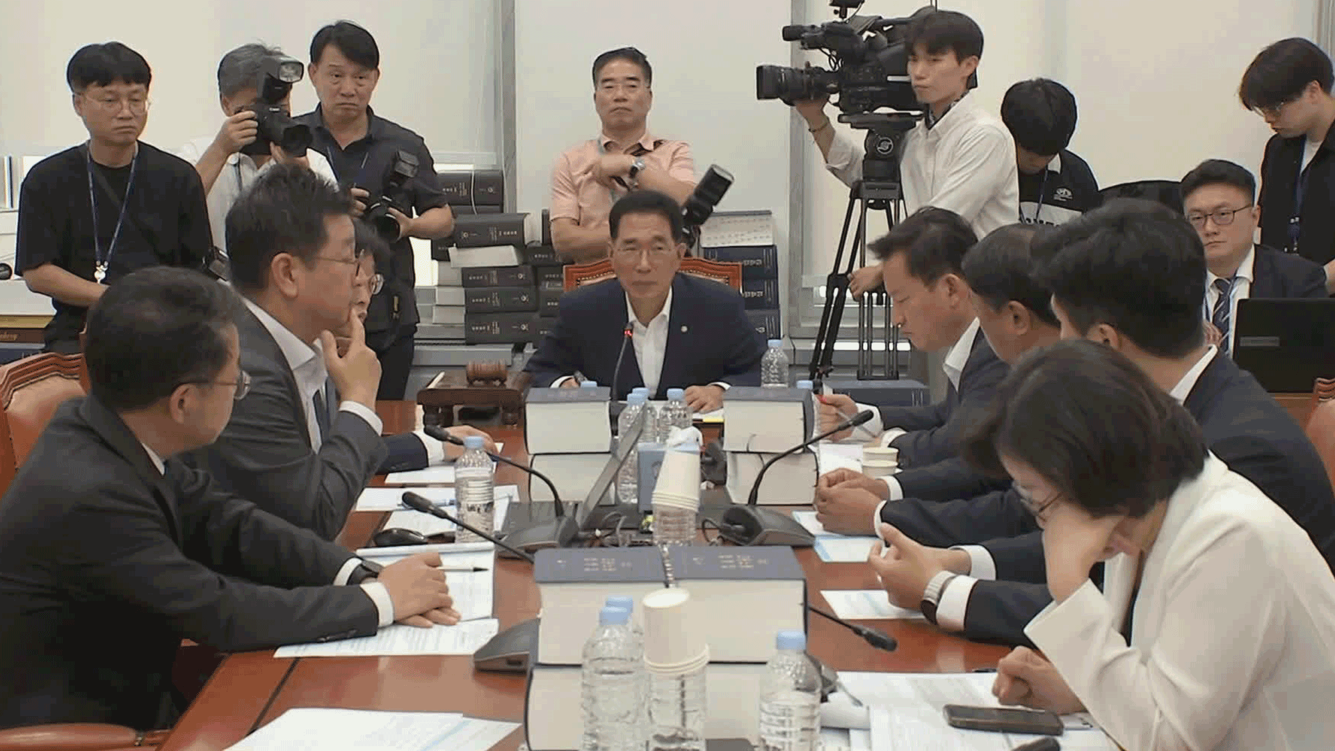 ‘노란봉투법’ 환노위 통과…야 “불법 파업 면허발급법”
