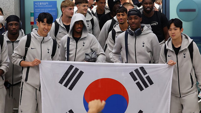 태극기 함께 든 손흥민·양민혁…유로파 챔피언 토트넘 입국