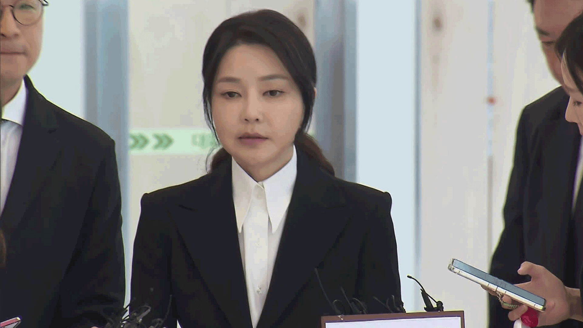“심야조사 안 받는다”…변호사 3명 대동하고 조사