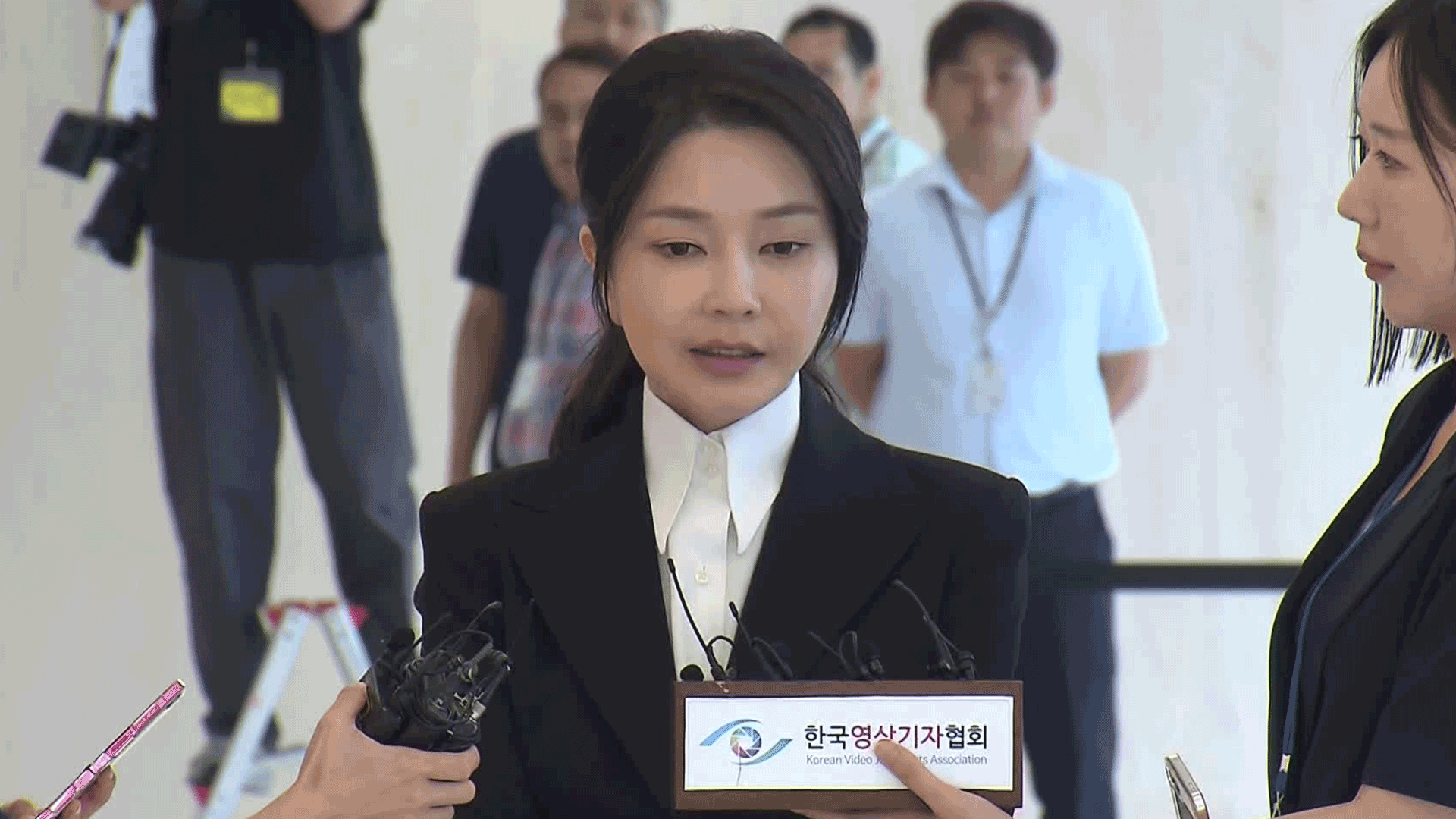 김건희 특검 첫 출석…“아무것도 아닌 사람이 심려끼쳐”