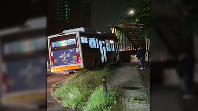 경기 군포서 버스가 전신주 추돌…복구 진행 중