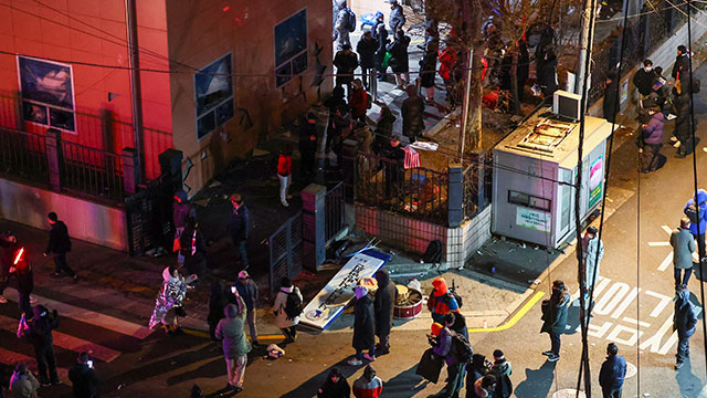 서부지법 사태 때 ‘유리문 부순’ 30대 징역 4년