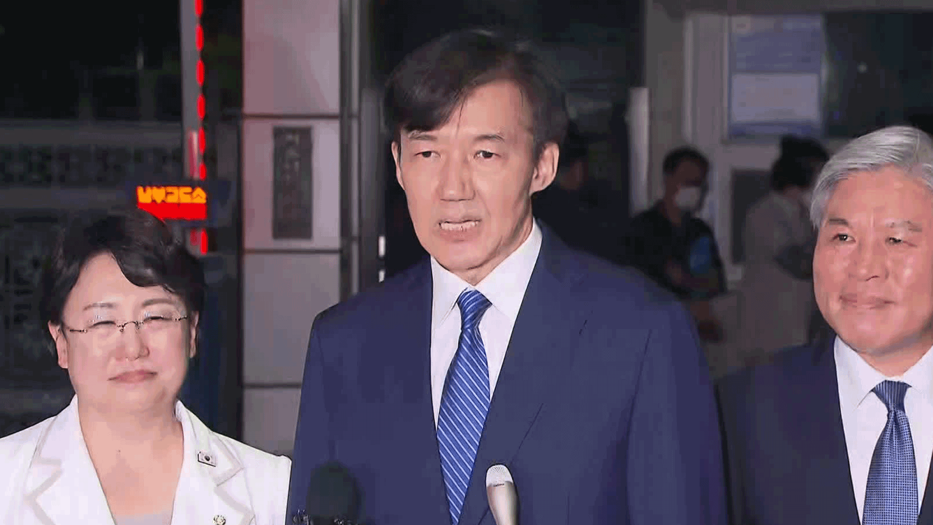 출소한 조국…“검찰독재 종식 상징”