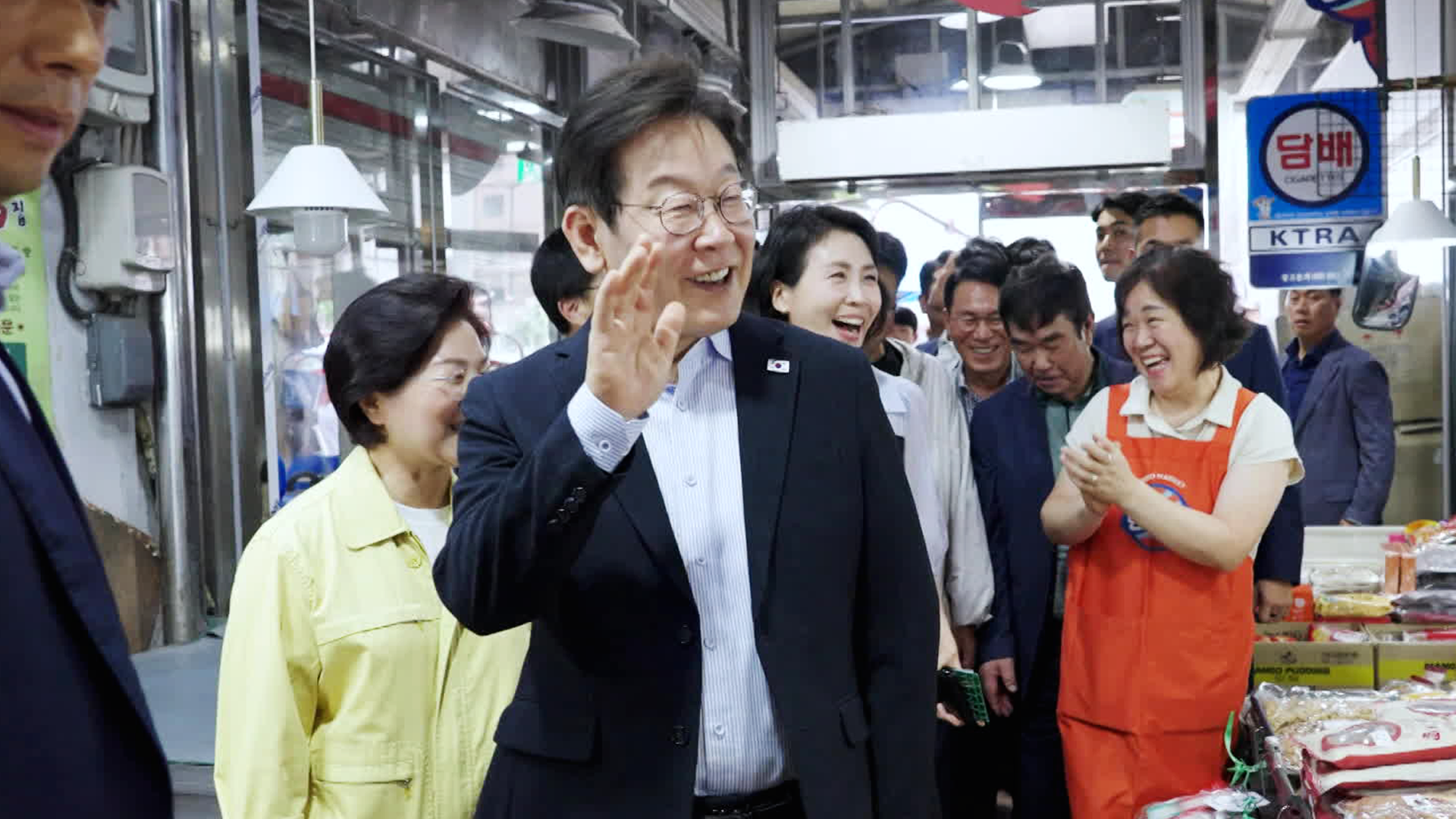 이 대통령, 시민들과 영화 ‘독립군’ 관람…시장 깜짝 방문