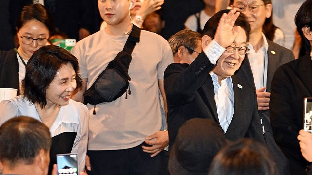 이 대통령 부부, 재래시장 깜짝 방문…“소비쿠폰 덕에 활력 돌아 다행”