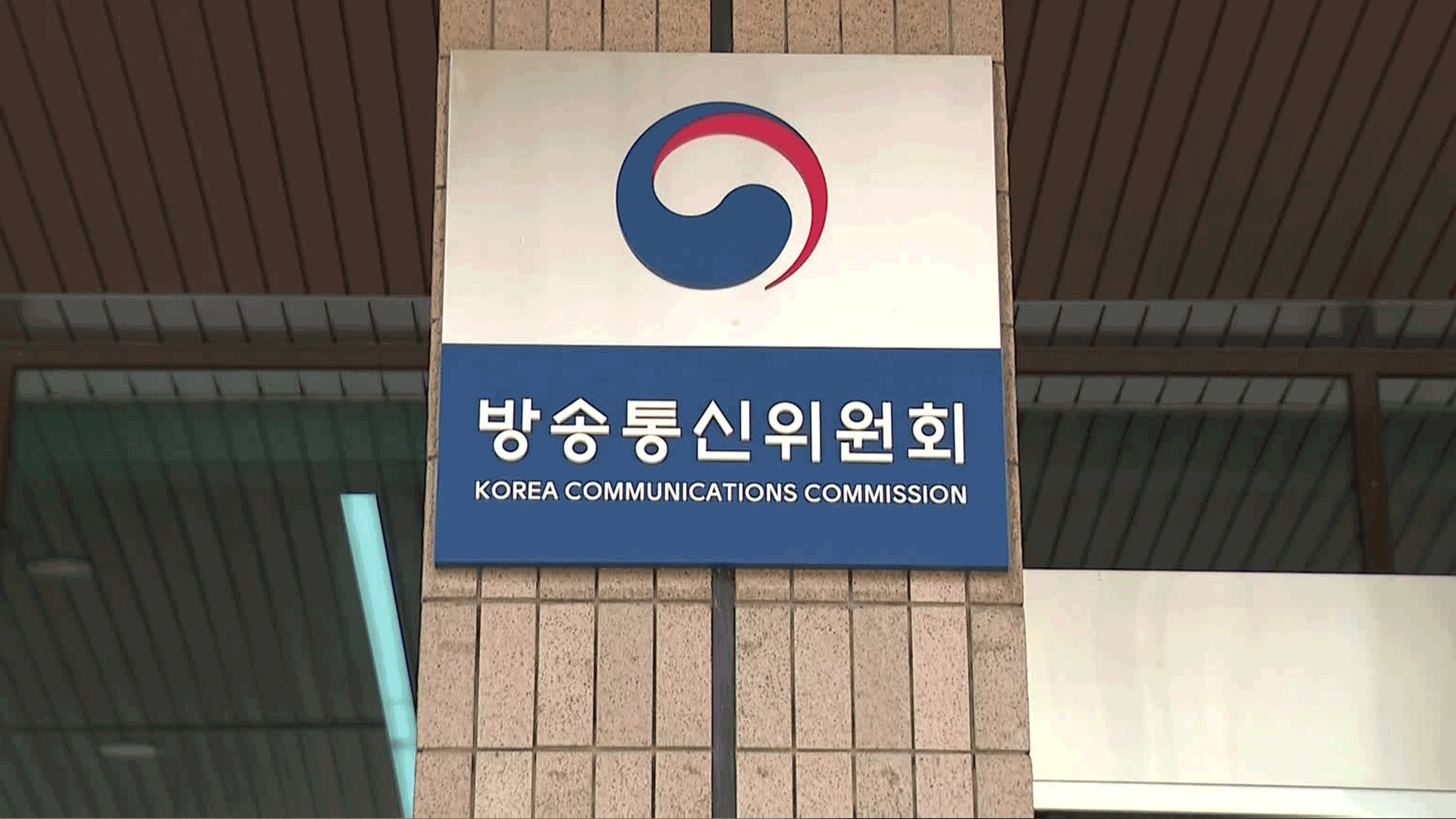 방통위 “SKT 해지 위약금 면제, 연말까지 적용해야”