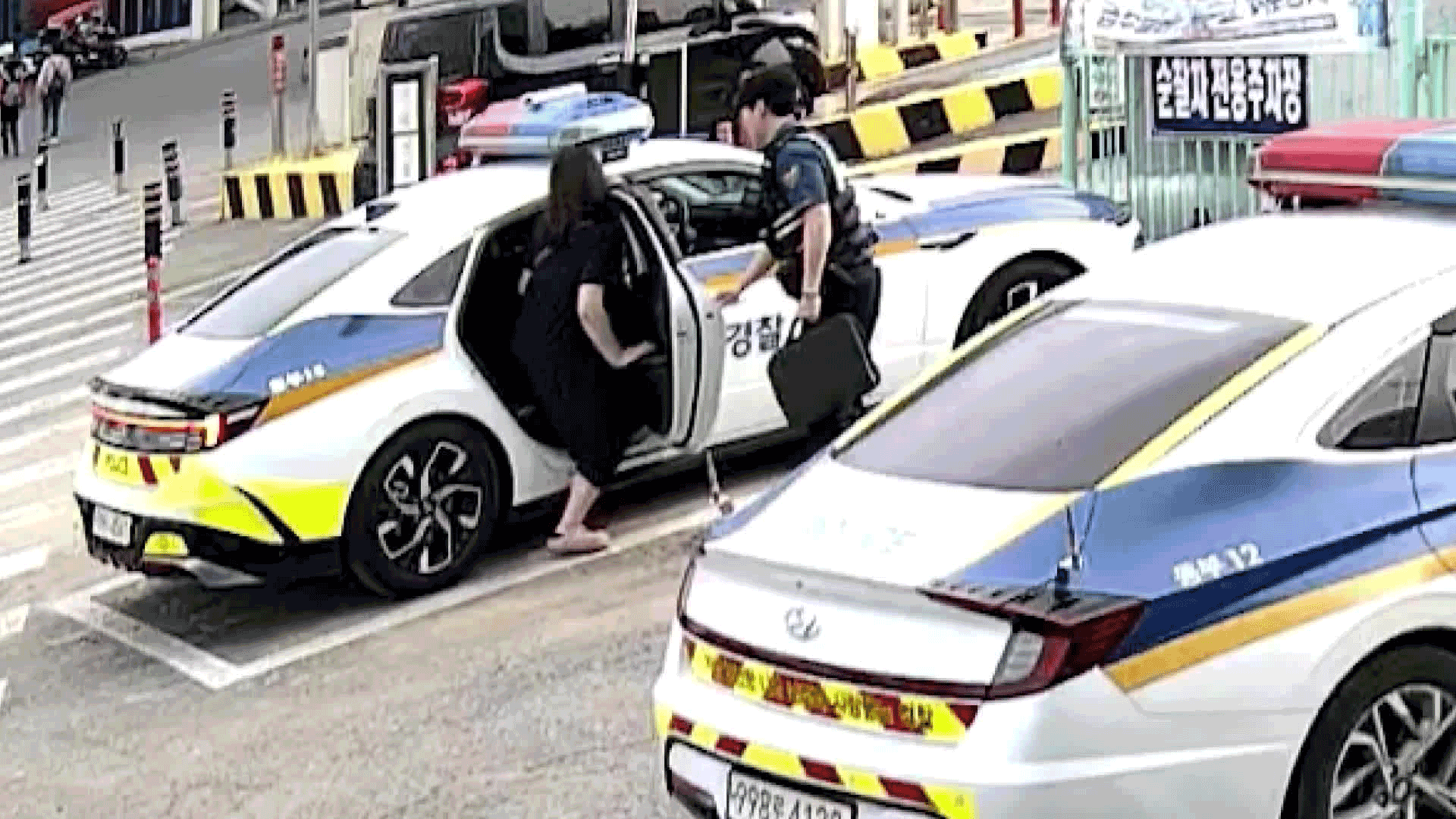 꽉 막힌 도로 “양수가 터졌어요”…순찰차 도움에 무사 출산