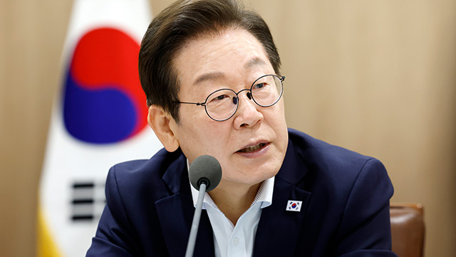 이 대통령, ‘R&D 예산’ 회의 2시간 생중계…“거위 안키워” 농담도