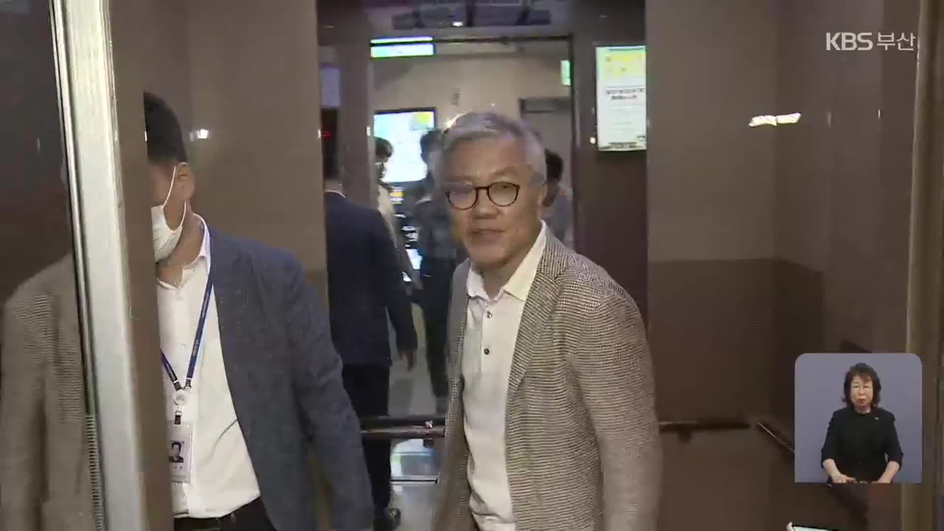 경찰, 최강욱 압수수색…“이런 장난질 대가 치를 것”