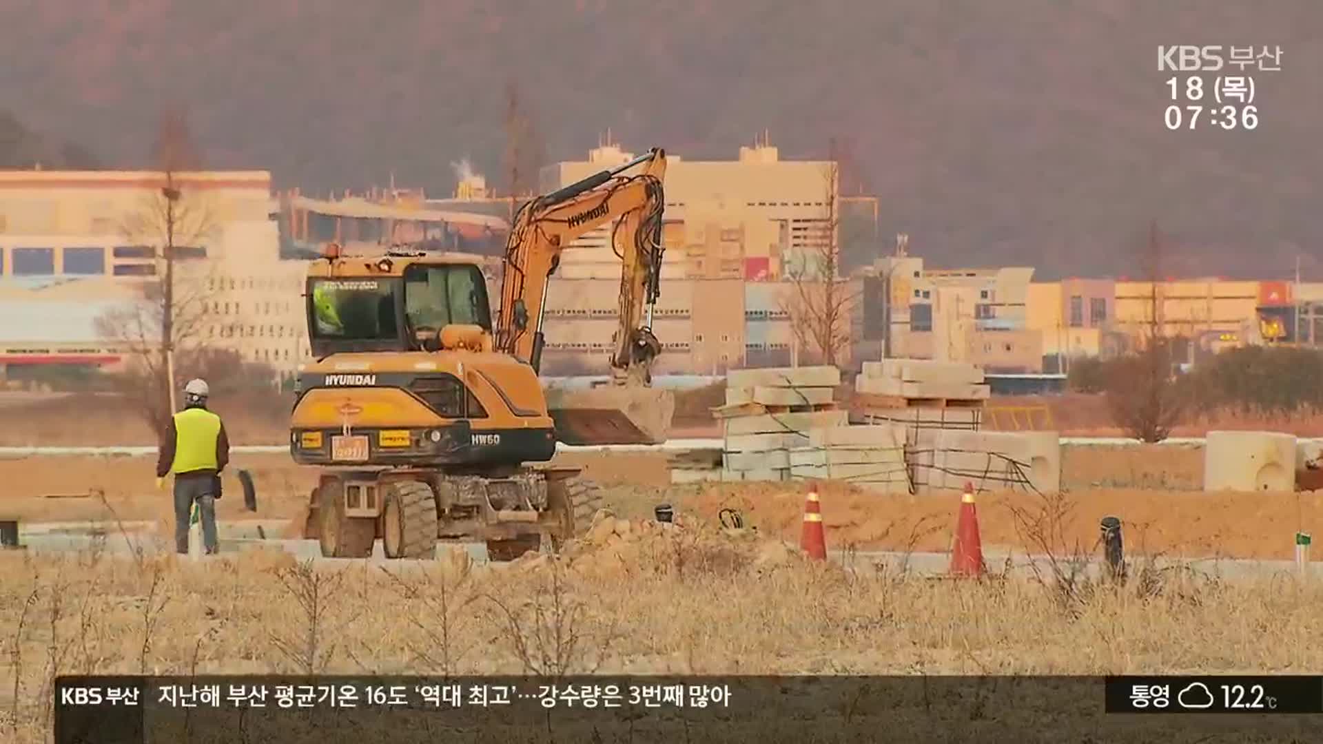 등굣길이 공사장…입주 코 앞 안전 위협