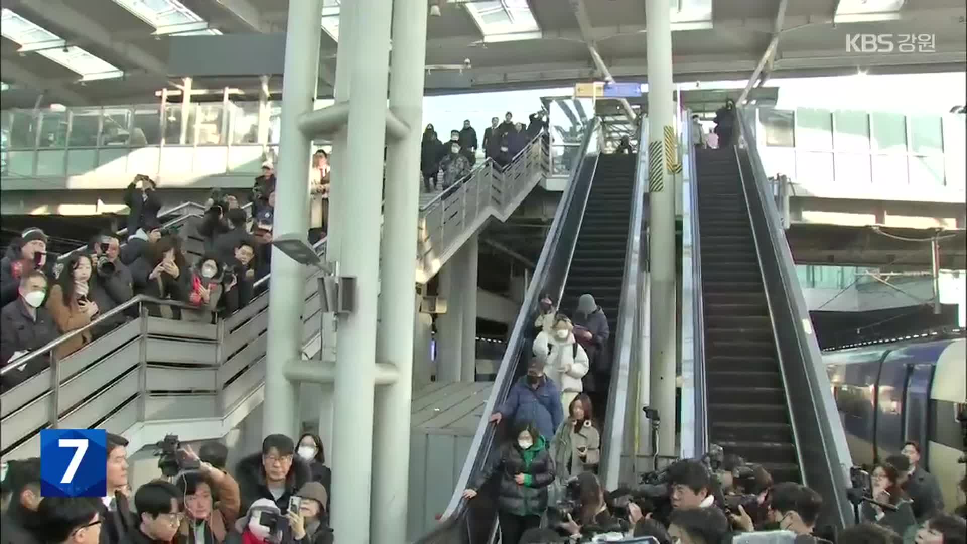 여야, 설 귀성객 인사…‘대통령 대담’ 엇갈린 반응