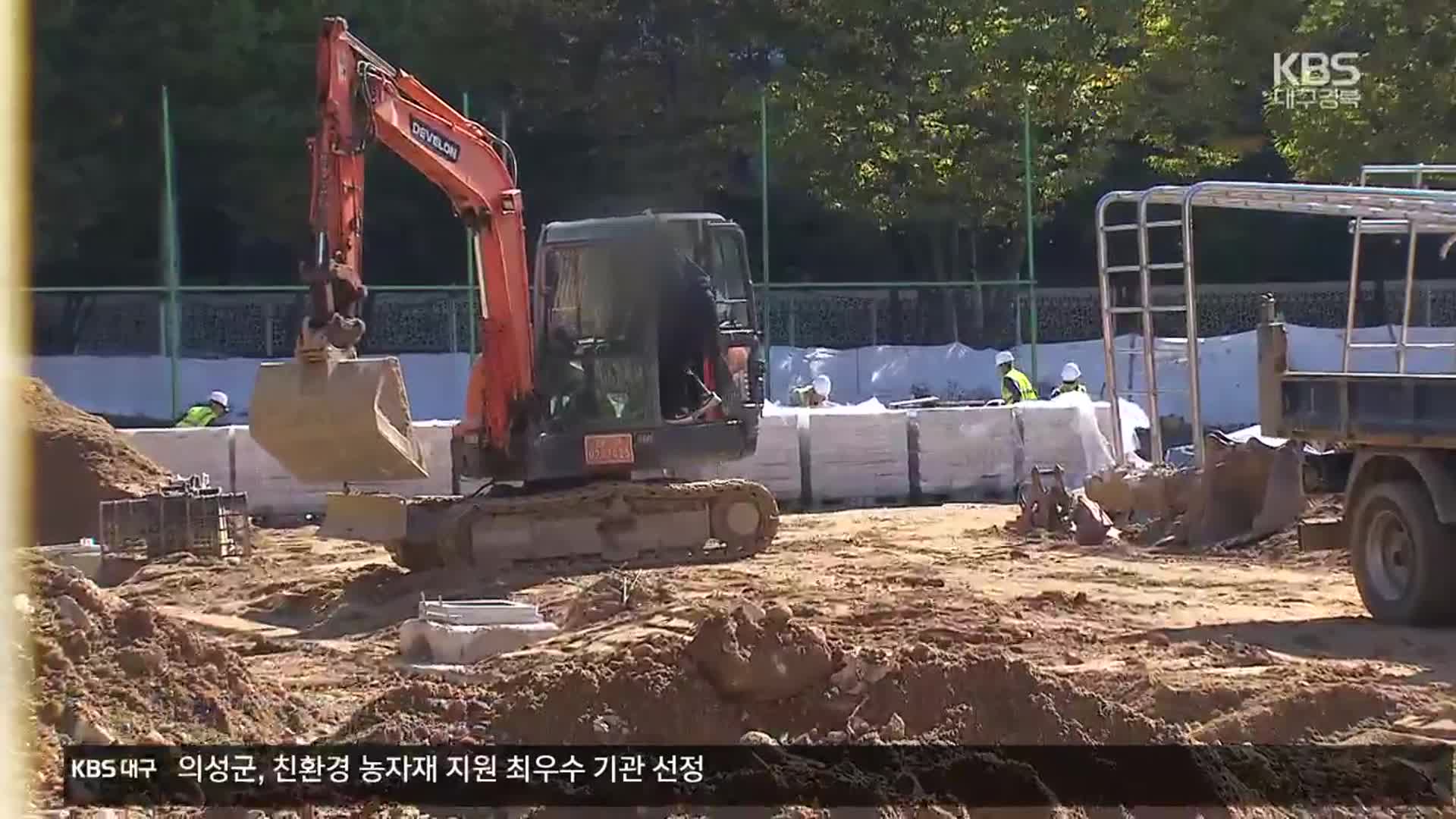 초등학교 운동장에 주차장?…“활동공간 침해” vs “숙원사업”