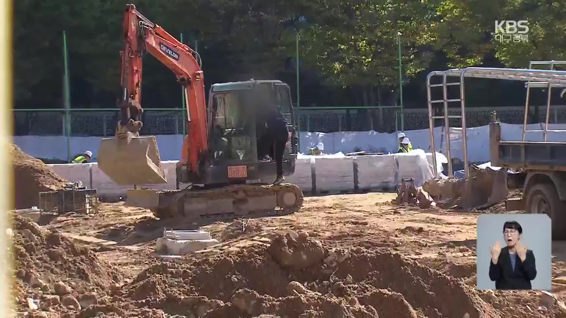 초등학교 운동장에 주차장?…“활동공간 침해” vs “숙원사업”