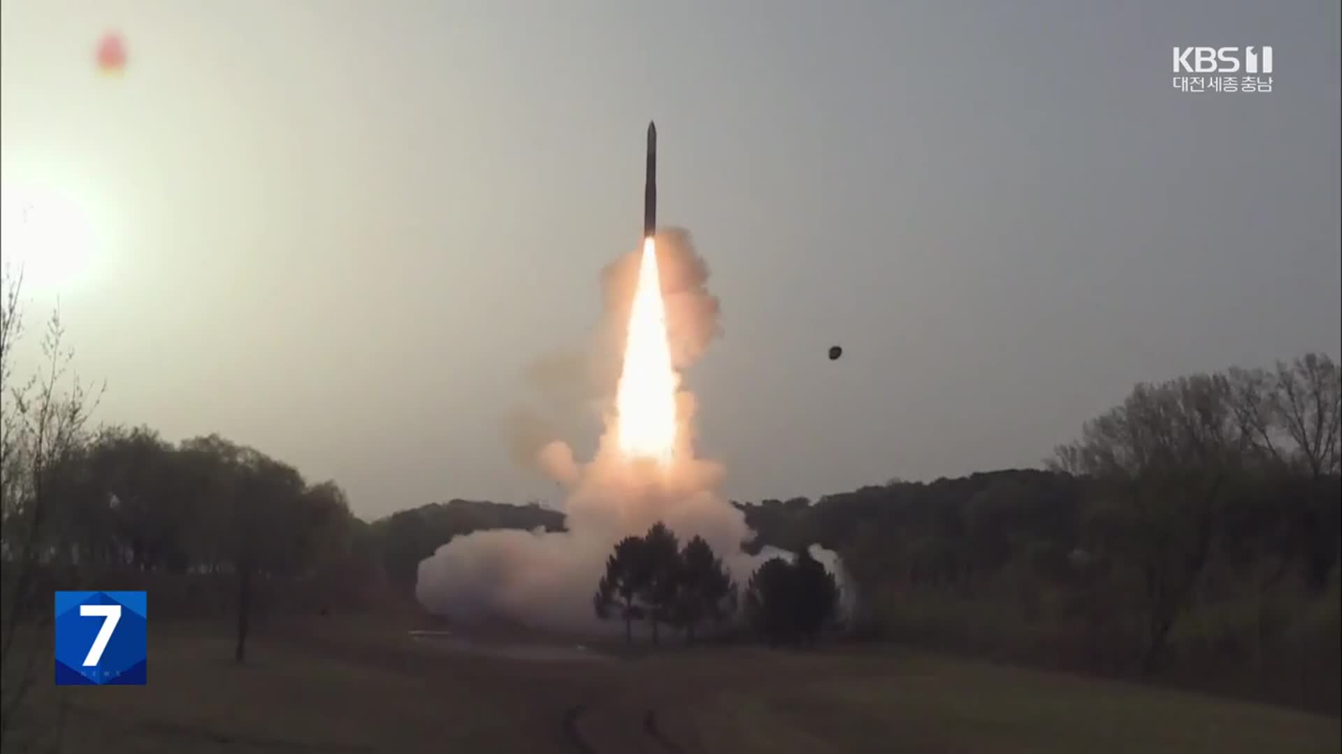 북, 보름 만에 또 미사일 도발…“추진체 성능 시험”