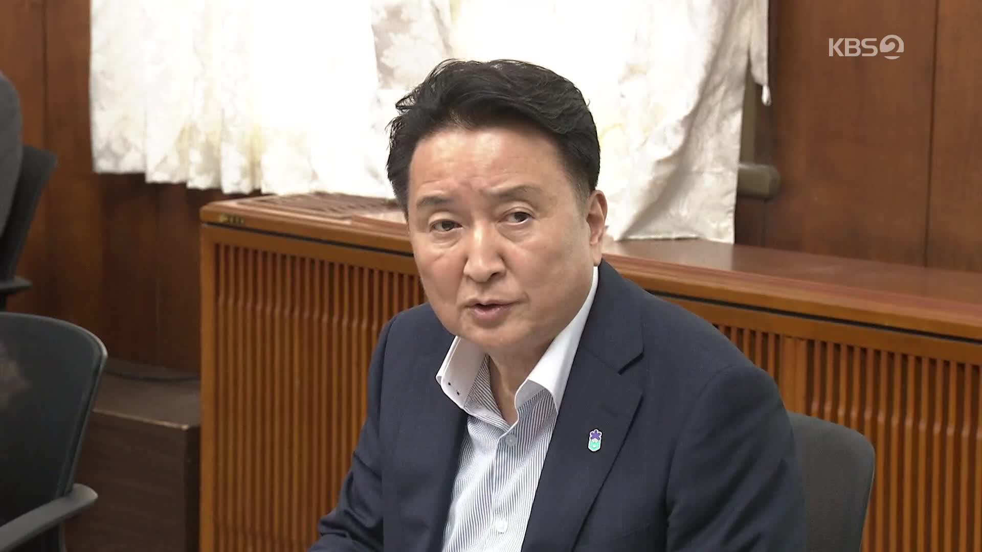 ‘돈봉투 수수 의혹’ 김영환 충북지사…경찰 압수수색