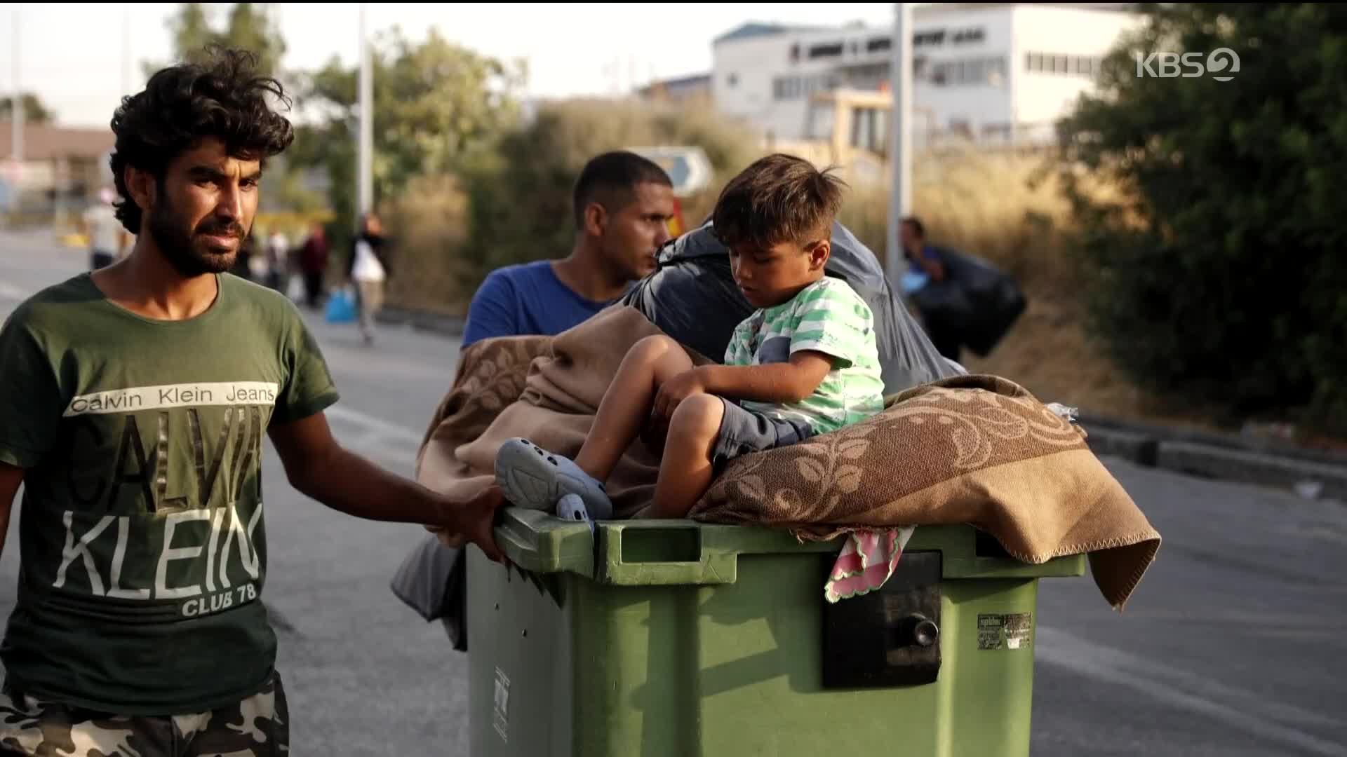 [지구촌 포토] 그리스 난민들, 캠프 화재 이후 상황