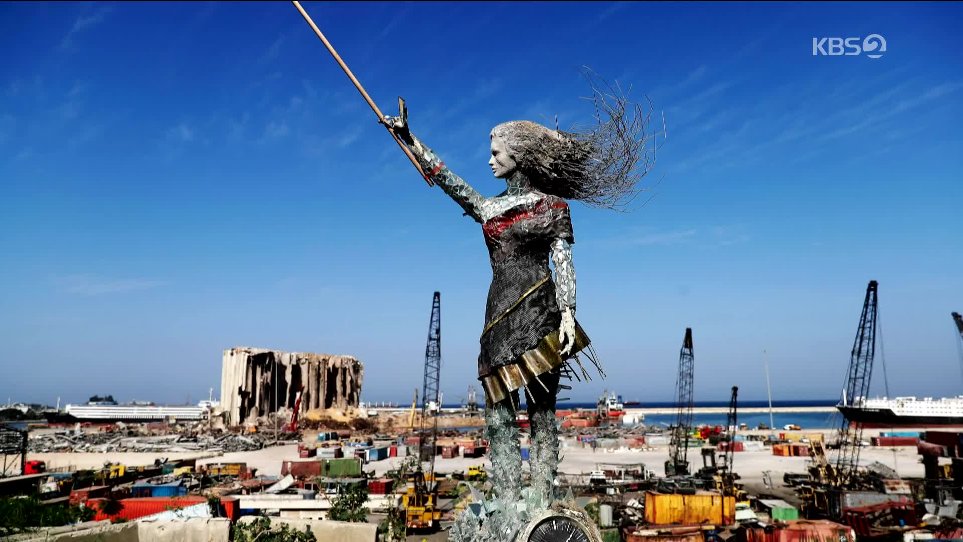 [지구촌 포토] 베이루트 폭발 잔해로 만든 동상 “희생자 추모·부패 척결 촉구”
