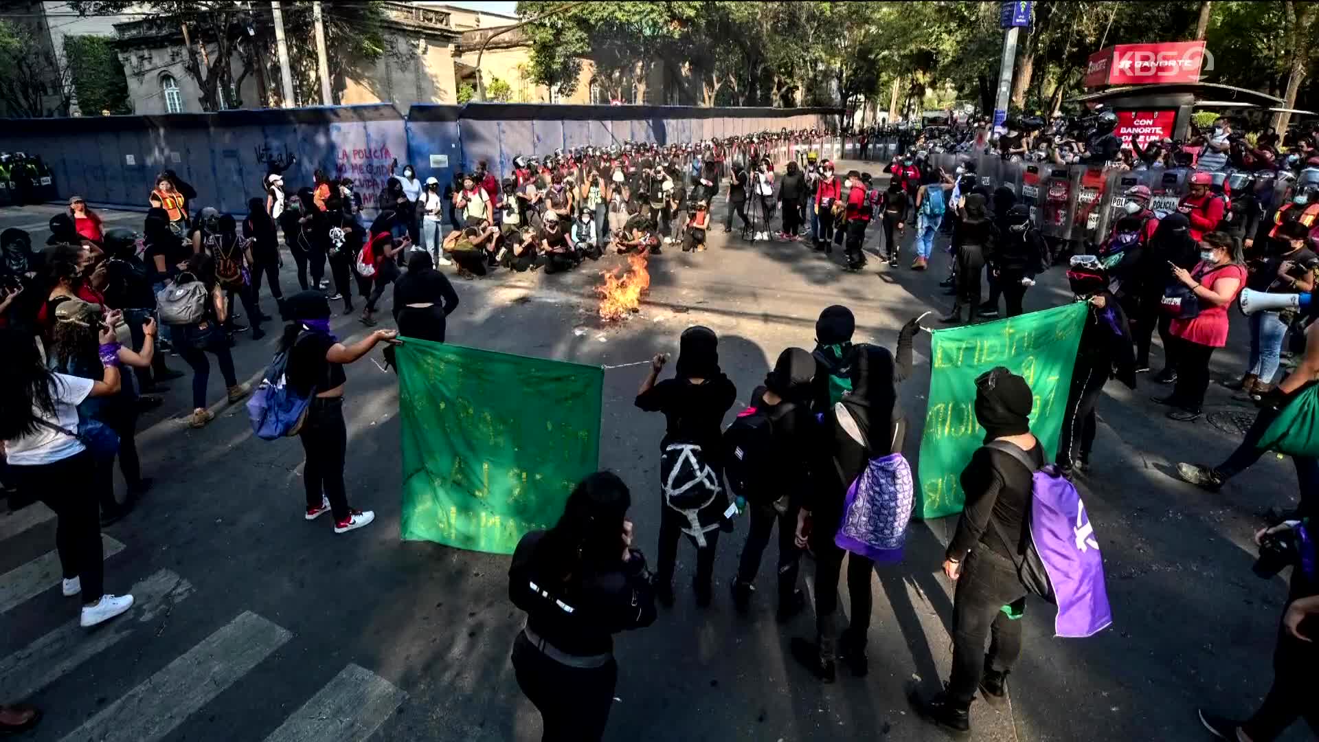 [지구촌 포토] 멕시코 경찰, 시위대에 실탄 발사…항의 더 격렬해져